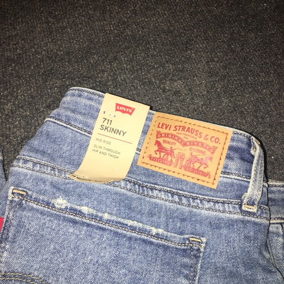Women’s Levis - Picture 3 of 4